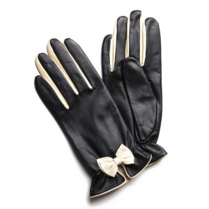 Gants en cuir d'agneau noir nœud crème. Gants doublé soie. Gants femme. Modèle Vérone. Vue face dorsale.